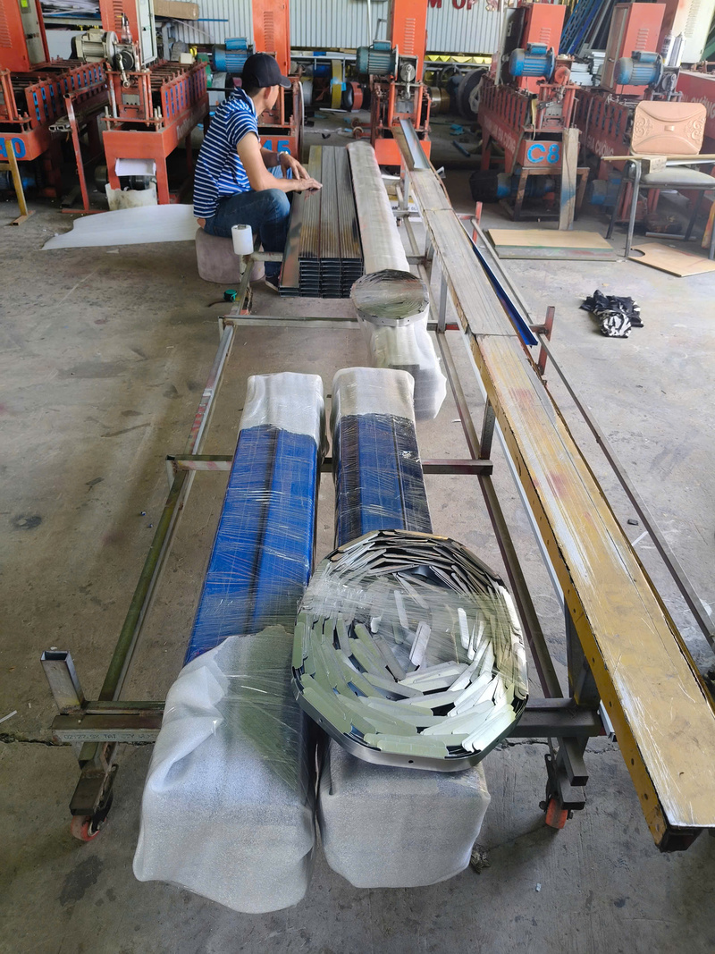 biển quảng cáo lam tôn C84 đục lỗ