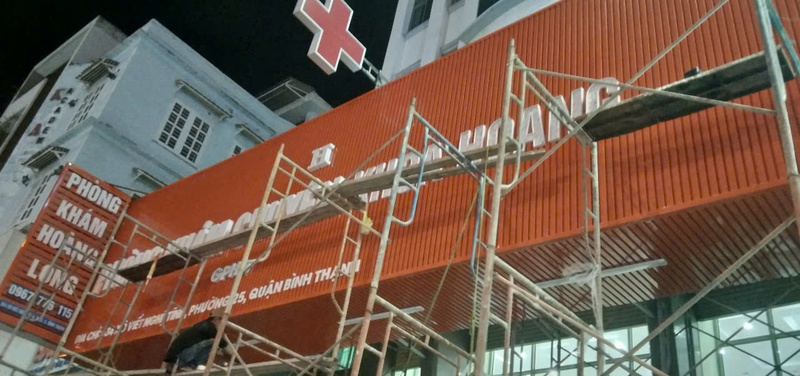 thi công thanh lam tôn quảng cáo cho cửa hàng